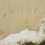 Reprise d'un enduit ancien sur un mur en briques foraines, raccord avec l'existant