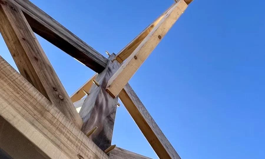 Nœud d'assemblage chevillé d'une charpente traditionnelle, vu en contre-plongée