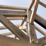 Poinçon de charpente traditionnelle assemblé par chevilles bois