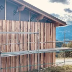 Pose d'un bardage en bois brut sur une façade